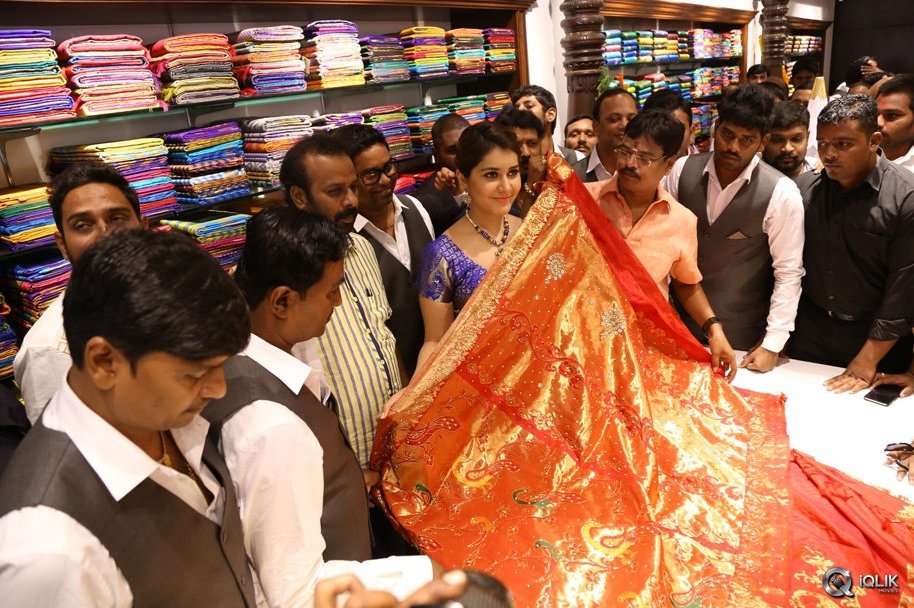 Raashi-Khanna-Launches-Kasam-Pullaiah-Cloth-Merchant-in-Warangal